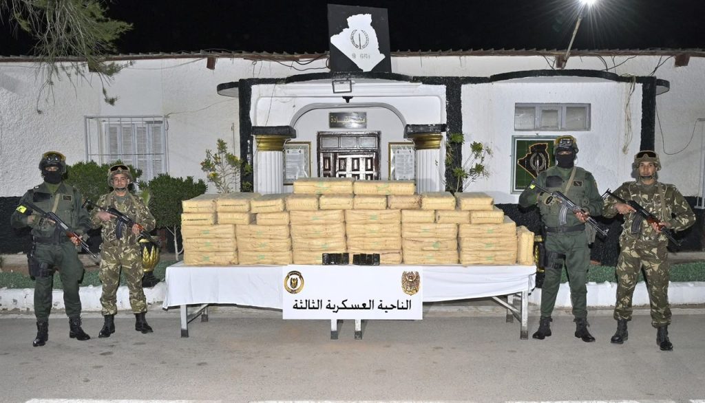 الجيش الجزائري يحبط محاولة إغراق الجزائر بأزيد من 11 قنطارا من الكيف المعالج مصدره المغرب
