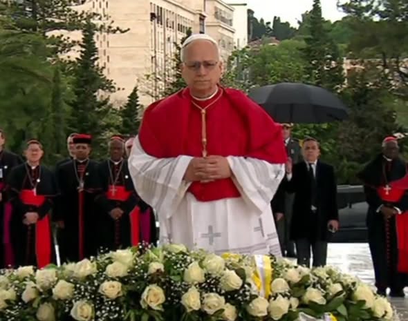 Le Pape Léon XIV se recueille à la mémoire des Martyrs de la Révolution à Alger