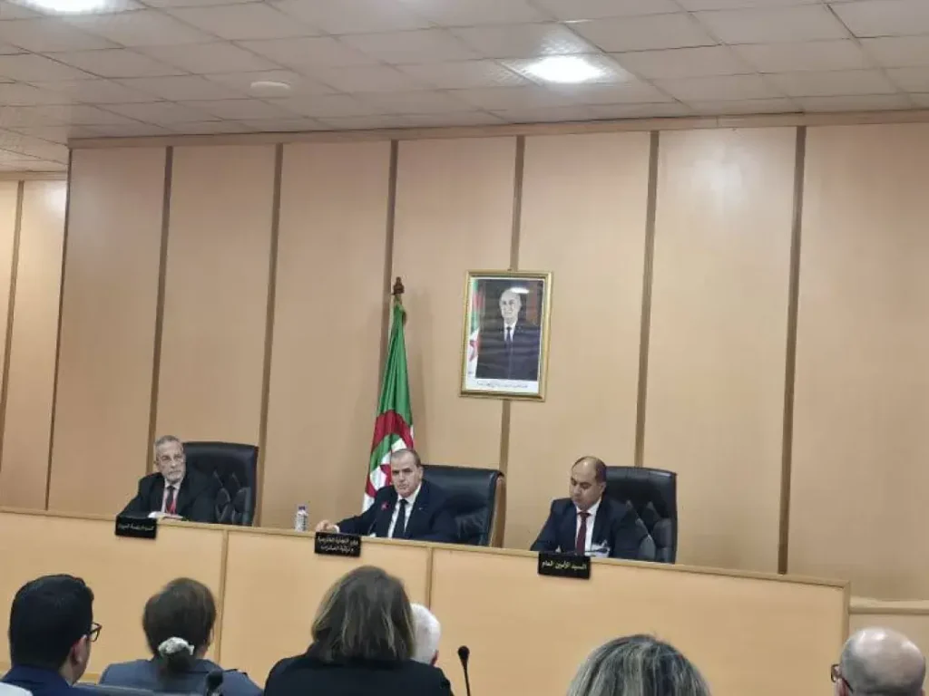 Commerce extérieur : Kamel Rezig préside une réunion de coordination sur les nouvelles procédures de domiciliation bancaire