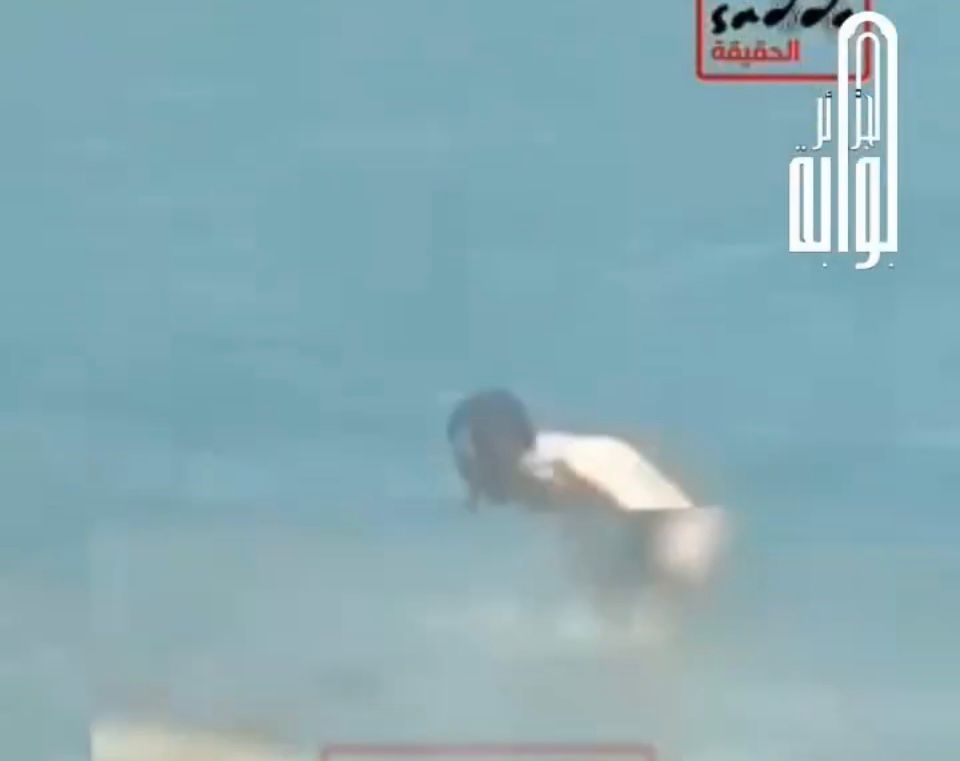 مستوطنون إسرائيليون يسبحون عراة في المغرب.. مشاهد صادمة!
