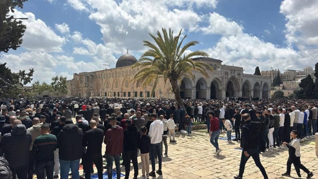 بعد أسابيع من الإغلاق.. 100 ألف فلسطيني يؤدون صلاة الجمعة في المسجد الأقصى