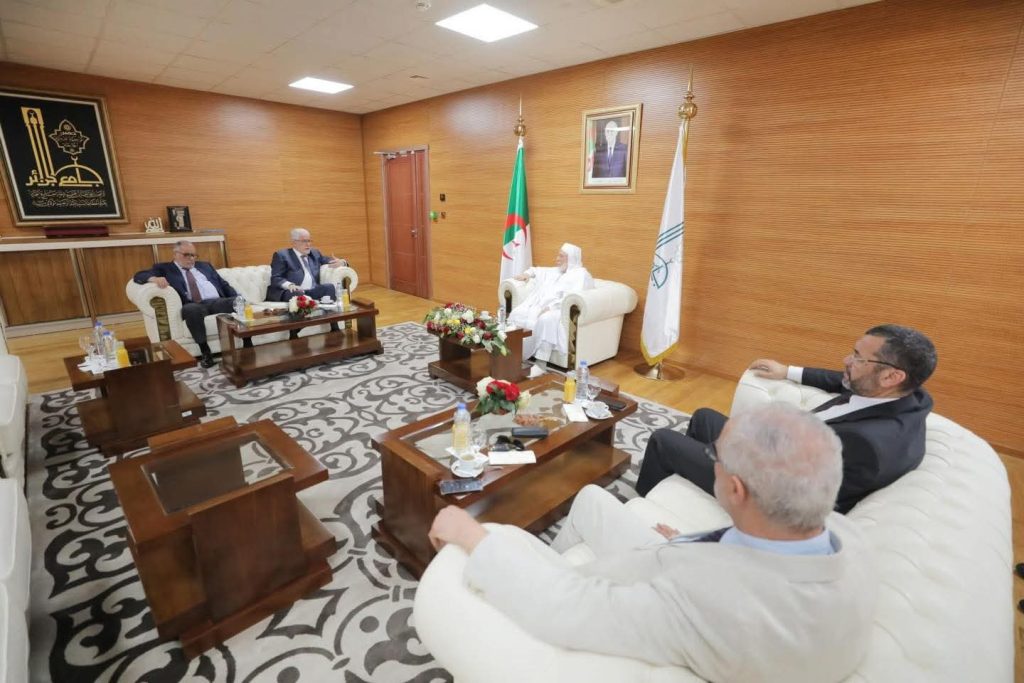 عميد جامع الجزائر يستقبل عميد مسجد باريس لبحث سبل التعاون المشترك