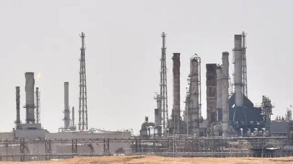 ضربات تستهدف قلب الطاقة السعودية وتقلص الإنتاج النفطي