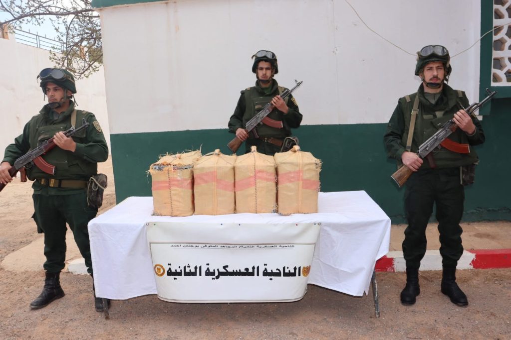 الجيش الجزائري يواصل معركته ضد تجار السموم وفلول الإرهاب