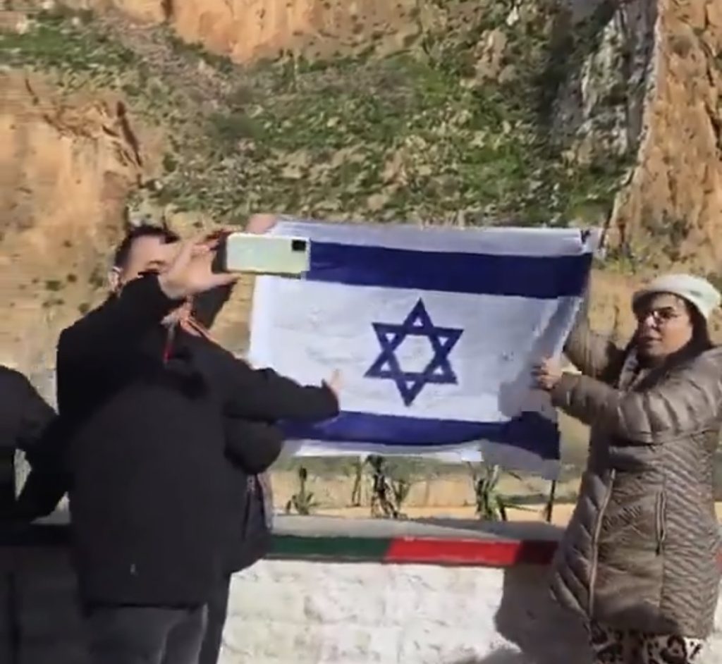 سيناريو رفع علم الصهاينة على الحدود مع الجزائر يتكرر في المستوطنة الإسرائيلية “المغرب”  !