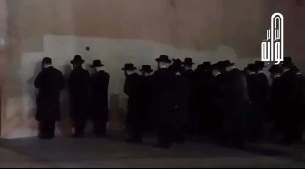 مستوطنون إسرائيليون يمارسون طقوسا تلموذية في قلب مراكش ..مشاهد صادمة!