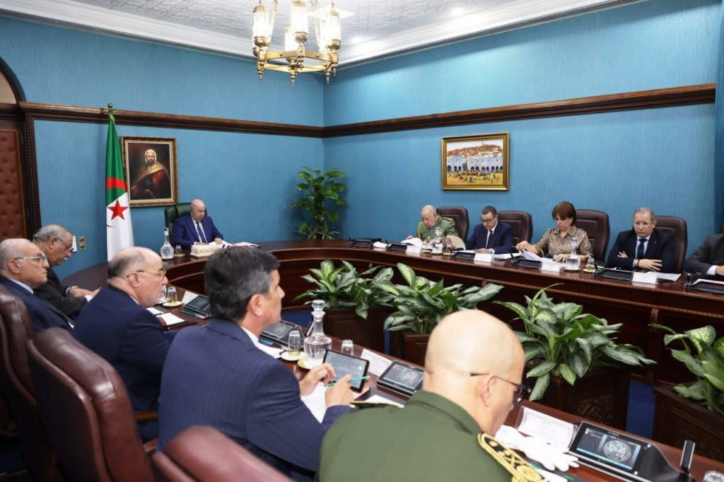 الرئيس تبون يترأس اجتماع عمل خُصّص للوقوف على آخر اللمسات تحسبا لزيارة بابا الفاتيكان إلى الجزائر