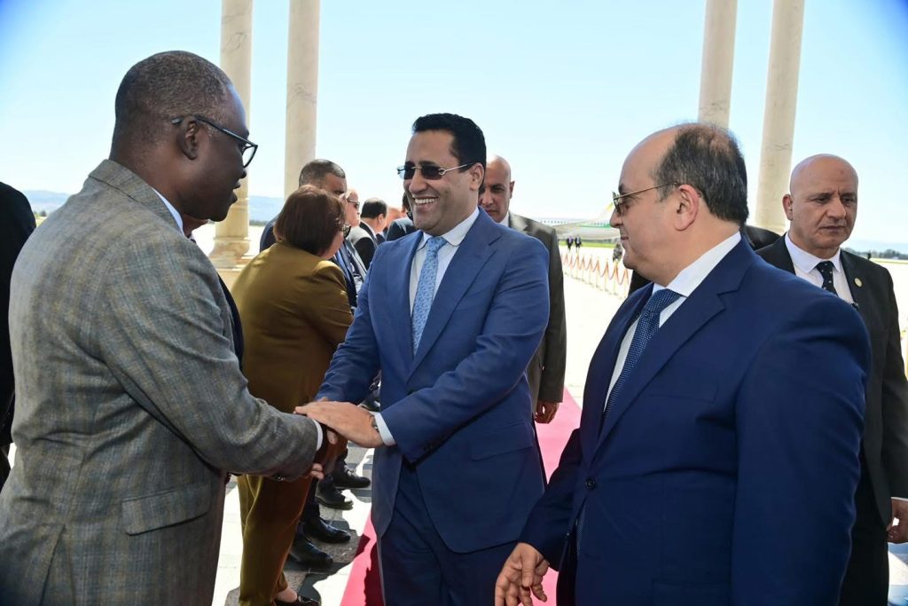 الوزير الأول الموريتاني يحل بالجزائر