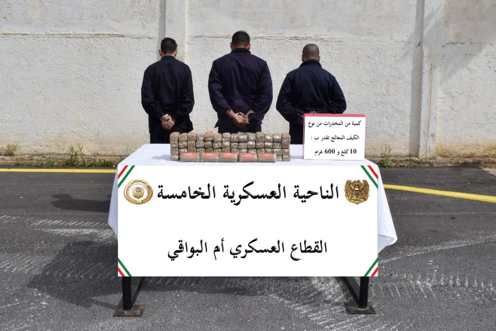 الجيش الجزائري يوقف 36 بارون مخدرات ويحجز 4 قناطير كيف مغربي