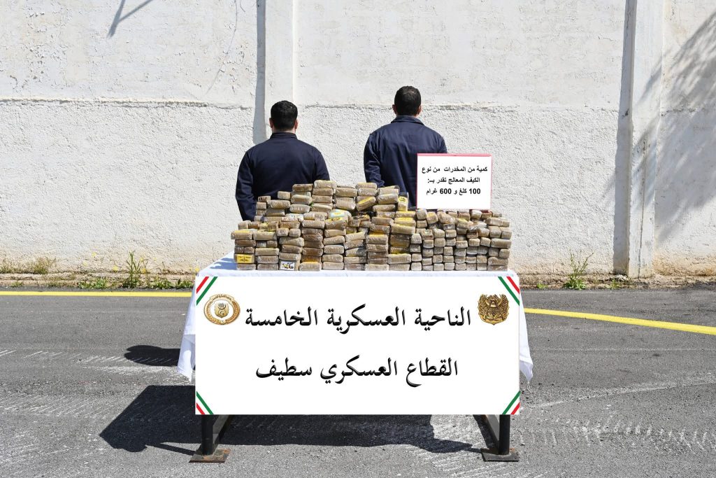 الجيش الجزائري يوقف 36 بارون مخدرات ويحجز 4 قناطير كيف مغربي