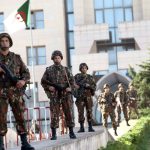 الجيش الجزائري يوقف 36 بارون مخدرات ويحجز 4 قناطير كيف مغربي