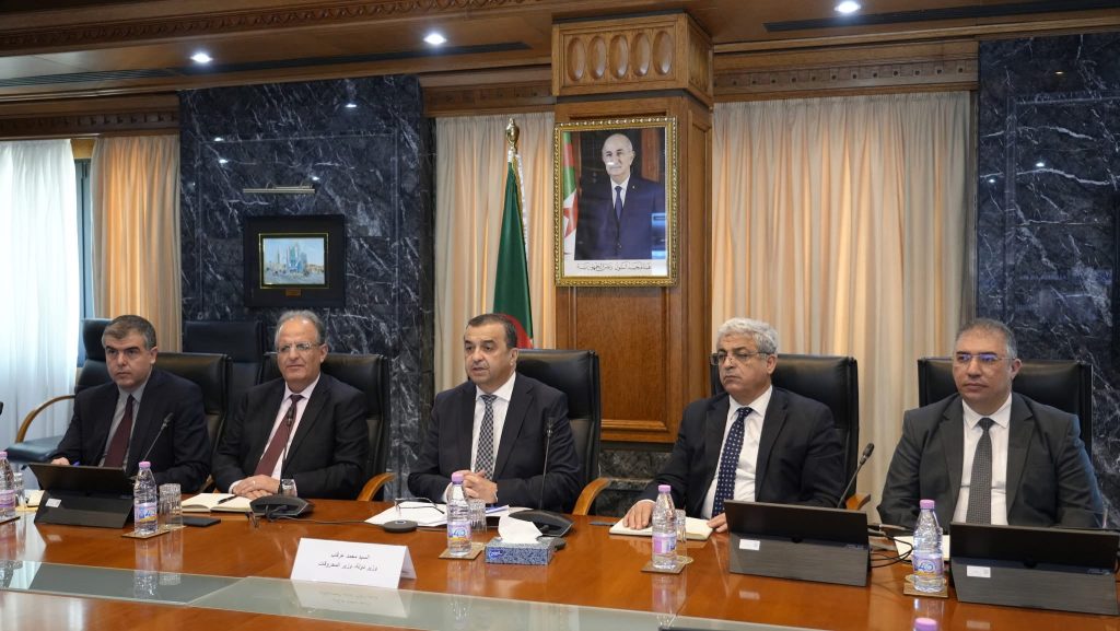 الجزائر تبحث تموين الأردن بالنفط والغاز