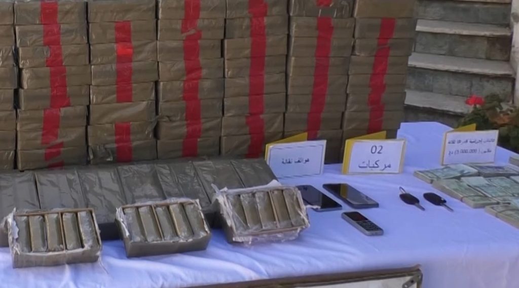 الدرك الجزائري يوقف مهرب مخدرات ويحجر قنطار من الكيف المعالج