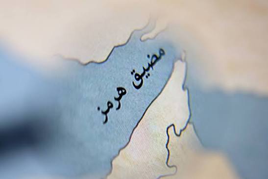 إيران تعلّق الملاحة في مضيق هرمز وتلوّح بالانسحاب من الهدنة