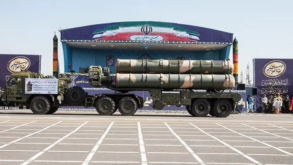 إيران تكشف عن استخدام نظام دفاع جوي جديد يعزز سيطرتها الكاملة على أجوائها