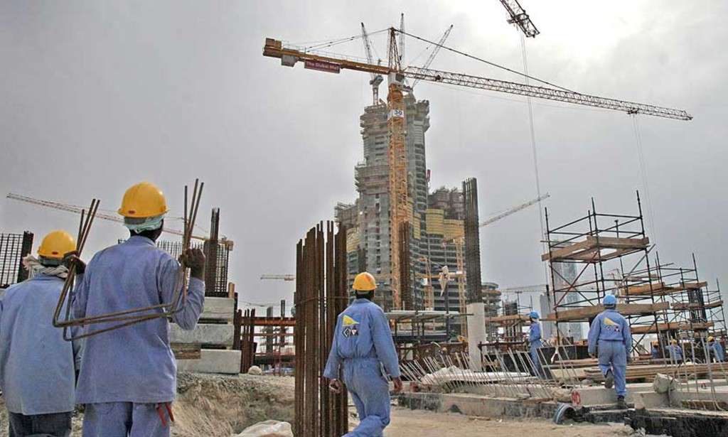 الحرب في الخليج تكشف هشاشة أوضاع العمال الوافدين في الإمارات