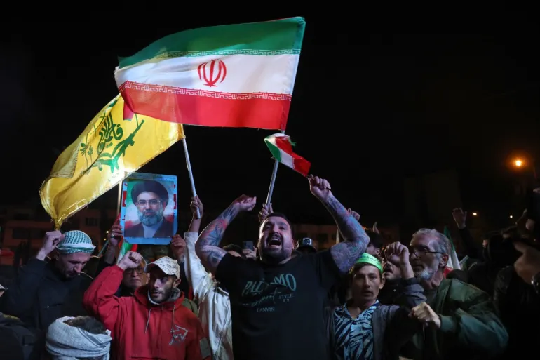 احتفالات شعبية في طهران عقب إعلان وقف إطلاق النار المؤقت