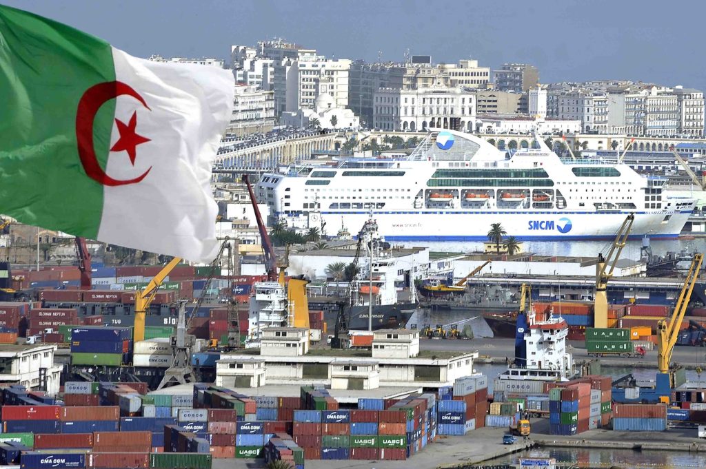 بطاقة المصدر والمستورد .. خطوة تنظيمية جديدة لتعزيز حماية الاقتصاد الجزائري
