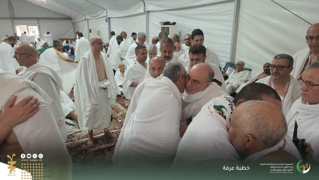 وزير الشؤون الدينية الجزائري يتفقد  أحوال الحجاج الجزائريين ويتبادل التهاني معهم