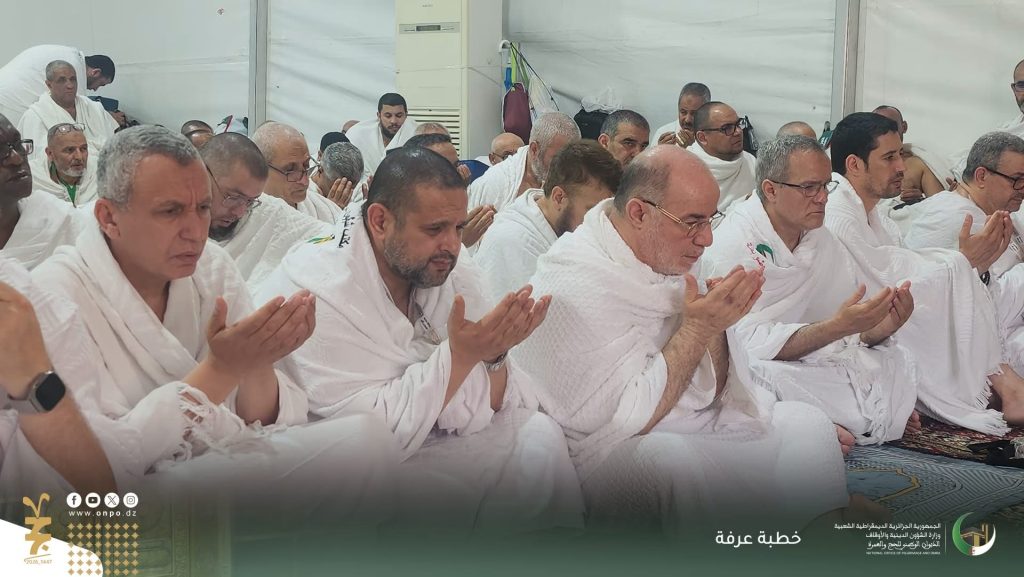 وزير الشؤون الدينية الجزائري يتفقد  أحوال الحجاج الجزائريين ويتبادل التهاني معهم