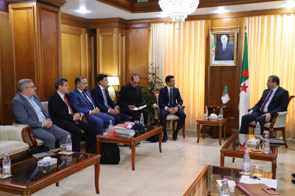 الجزائر وإسبانيا تبحثان توطين صناعة تجهيزات النفط والغاز وتحلية المياه