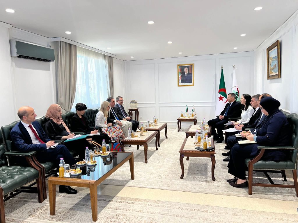 الجزائر تفتح أبواب الاستثمار أمام مراكز الفكر الأمريكية