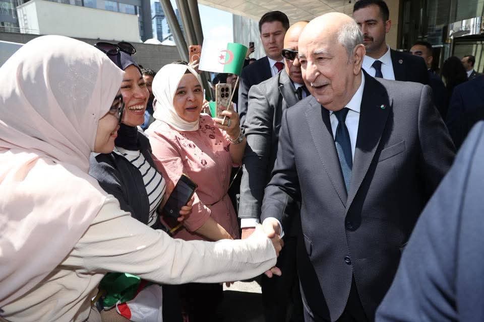 دون بروتوكولات وبعفوية ..تبون في مشاهد للتاريخ مع أبناء الجالية الجزائرية بتركيا.