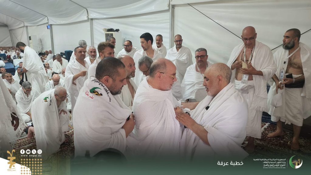 وزير الشؤون الدينية الجزائري يتفقد  أحوال الحجاج الجزائريين ويتبادل التهاني معهم