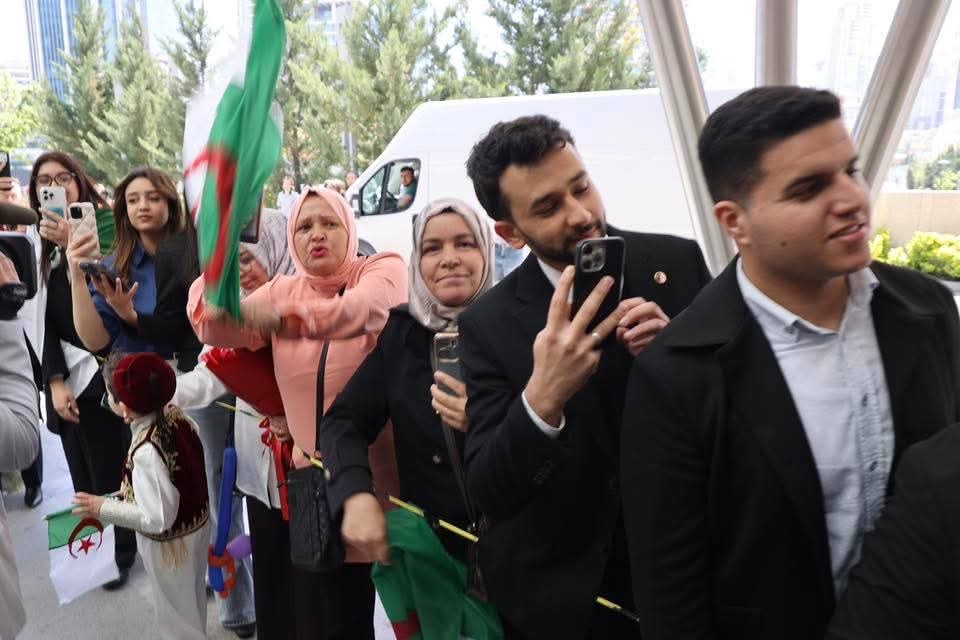 دون بروتوكولات وبعفوية ..تبون في مشاهد للتاريخ مع أبناء الجالية الجزائرية بتركيا.