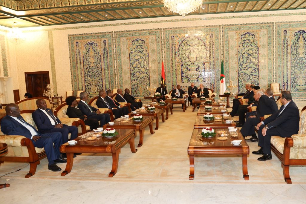 Abdelmadjid Tebboune reçoit le président angolais João Lourenço à l’aéroport Houari-Boumédiene