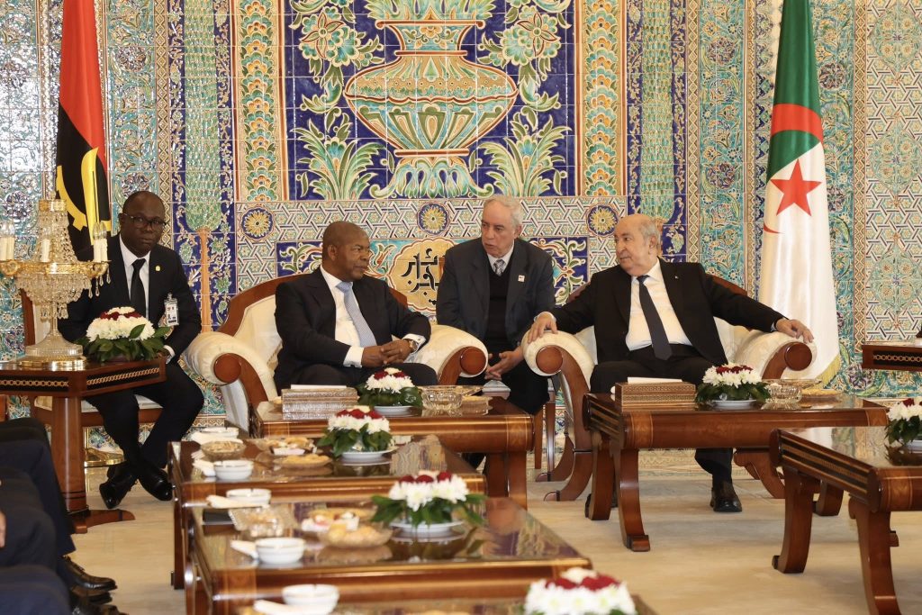 Abdelmadjid Tebboune reçoit le président angolais João Lourenço à l’aéroport Houari-Boumédiene