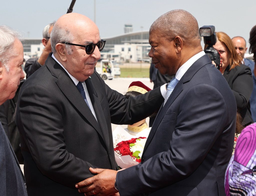 Abdelmadjid Tebboune reçoit le président angolais João Lourenço à l’aéroport Houari-Boumédiene