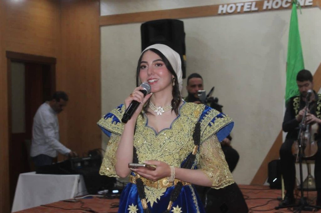 أبناء الجالية الجزائرية يكتشفون سحر وجمال معالم مدينة قسنطينة التاريخية.