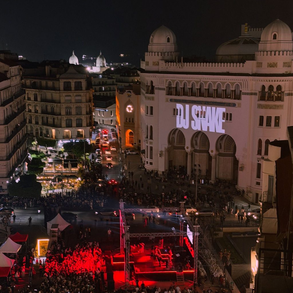 Un concert géant du célèbre artiste DJ Snake crée l’événement à Alger.