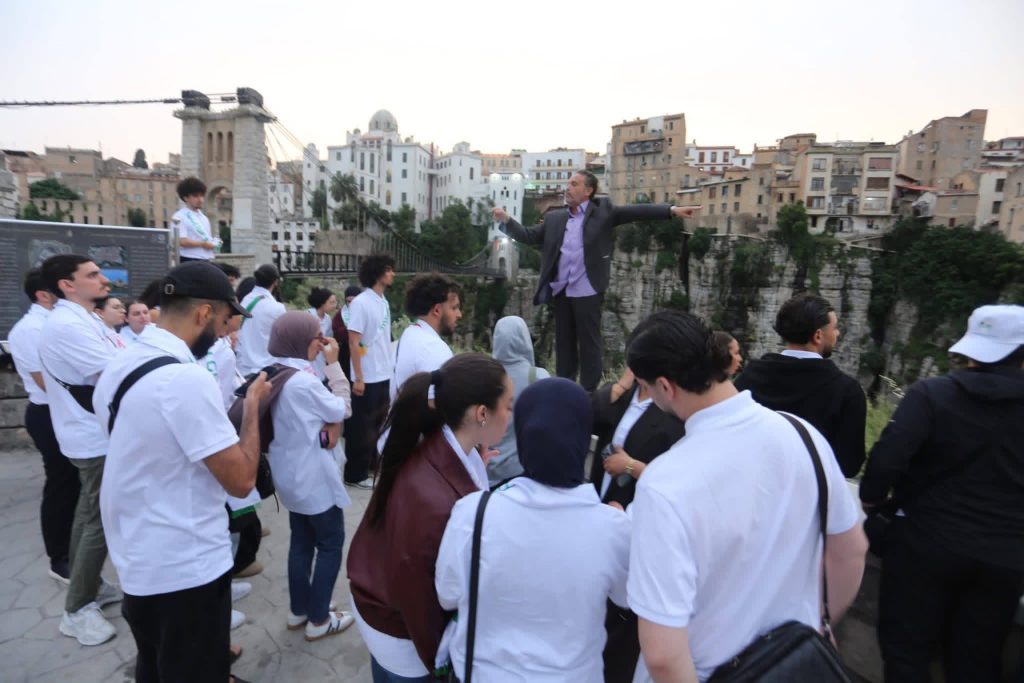 أبناء الجالية الجزائرية يكتشفون سحر وجمال معالم مدينة قسنطينة التاريخية.