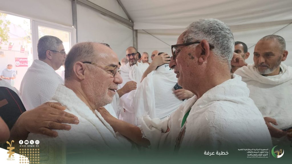 وزير الشؤون الدينية الجزائري يتفقد  أحوال الحجاج الجزائريين ويتبادل التهاني معهم