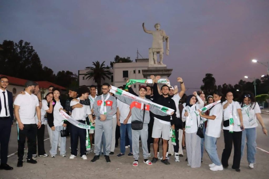 أبناء الجالية الجزائرية يكتشفون سحر وجمال معالم مدينة قسنطينة التاريخية.