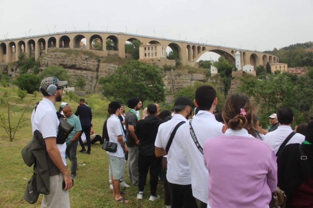 أبناء الجالية الجزائرية يكتشفون سحر وجمال معالم مدينة قسنطينة التاريخية.