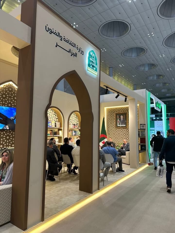 الجزائر تسجل حضورا متميزا بمعرض الدوحة الدولي للكتاب بقطر .