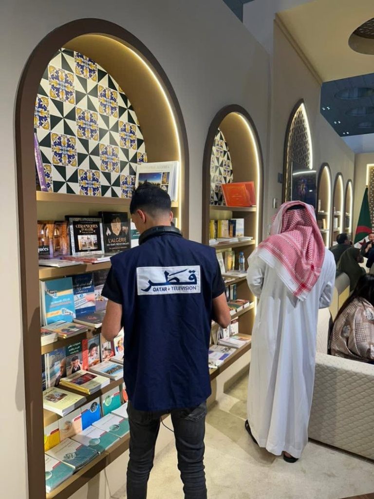 الجزائر تسجل حضورا متميزا بمعرض الدوحة الدولي للكتاب بقطر .