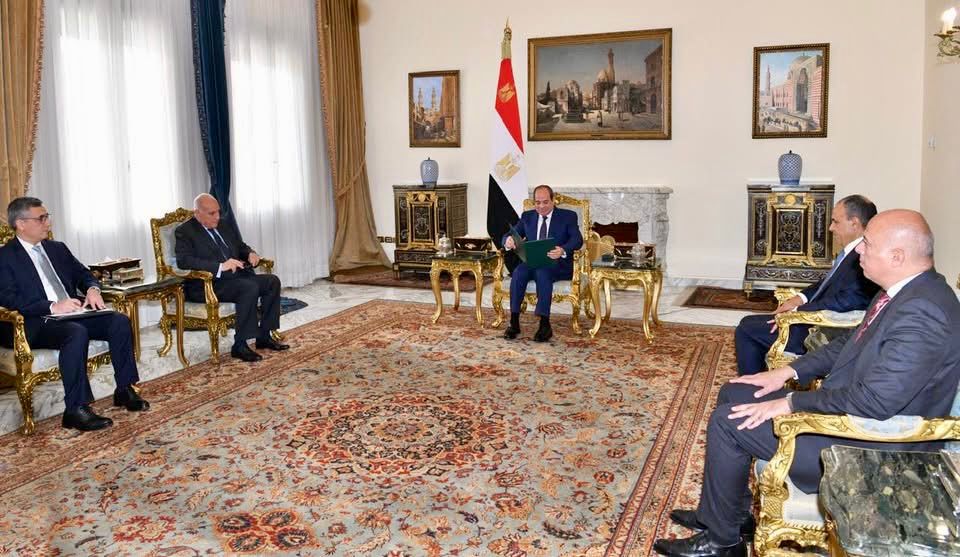 Ahmed Attaf reçu par Abdel Fattah al-Sissi au Caire
