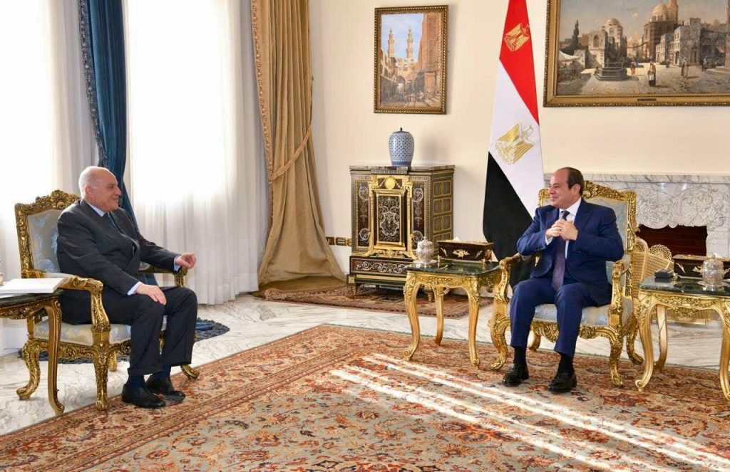 Ahmed Attaf reçu par Abdel Fattah al-Sissi au Caire