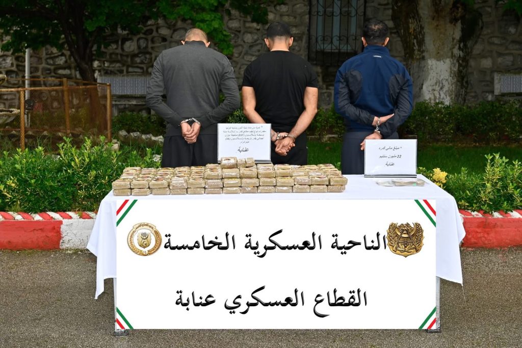 الجيش الجزائري يوقف 84 بارون مخدرات ويحجز 9 قناطير كيف مغربي
