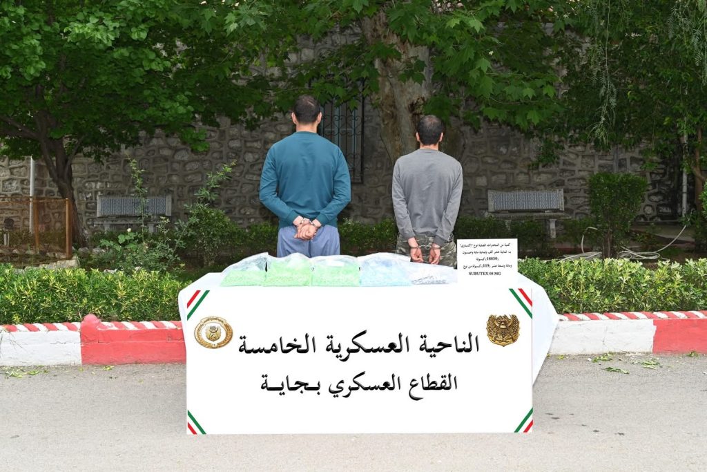 الجيش الجزائري يوقف 84 بارون مخدرات ويحجز 9 قناطير كيف مغربي