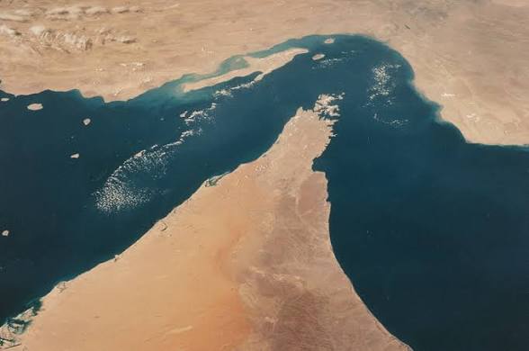إيران تستهدف فرقاطة أمريكية بصاروخين بعد محاولة عبور المضيق