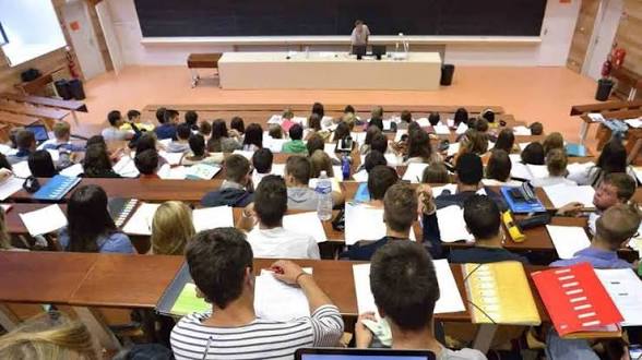 فرنسا تضيّق أبواب الجامعات أمام الطلبة الأجانب.. رسوم مضاعفة
