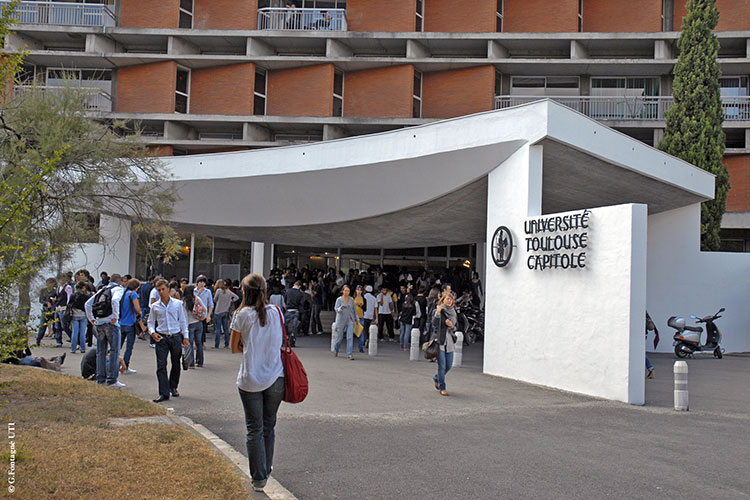 فرنسا تضيّق أبواب الجامعات أمام الطلبة الأجانب.. رسوم مضاعفة