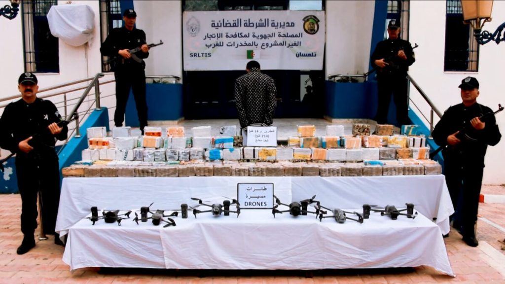 الأمن الجزائري يضبط قنطارين كيف مغربي و6 طائرات درون!