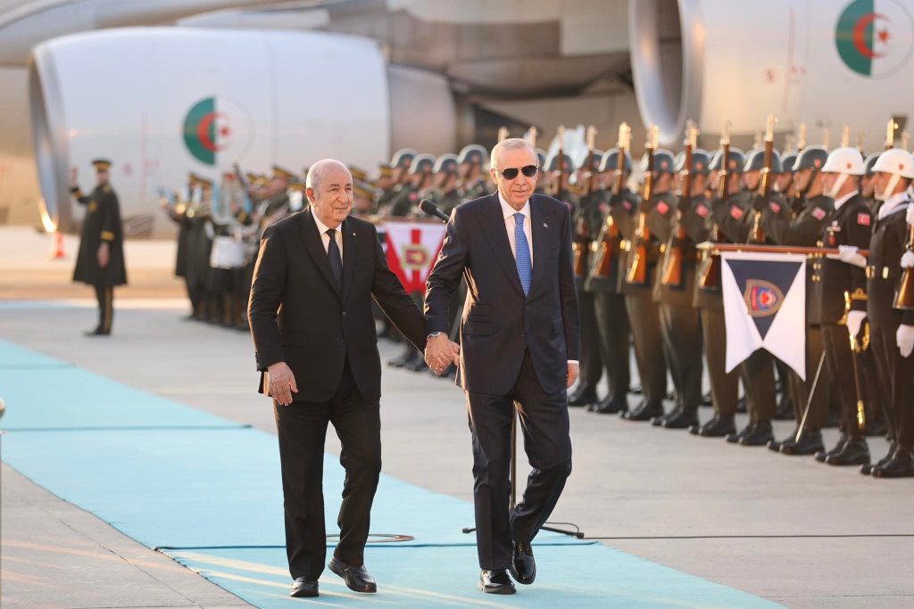 أردوغان يكسر البروتوكول الرئاسي التركي تكريما  للرئيس الجزائري واعترافا بمكانة الجزائر..ما القصة ؟