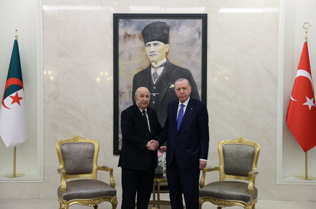 أردوغان يكسر البروتوكول الرئاسي التركي تكريما  للرئيس الجزائري واعترافا بمكانة الجزائر..ما القصة ؟